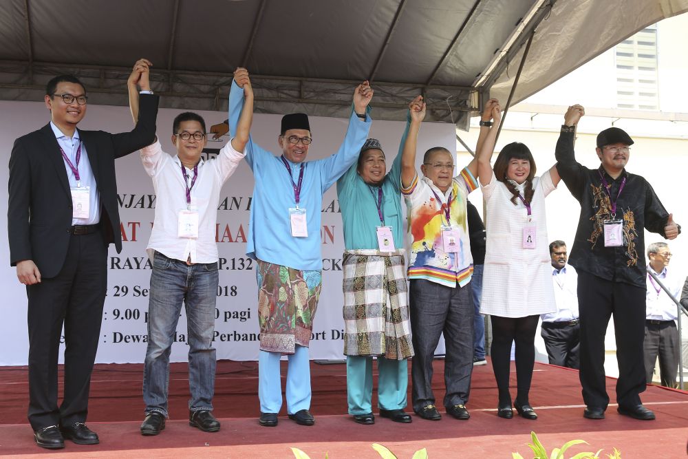 Datuk Seri Anwar Ibrahim (third left) poses for a photo with the other candidates at the nomination centre in Port Dickson September 29, 2018. u00e2u20acu2022 Picture by Yusof Mat Isa