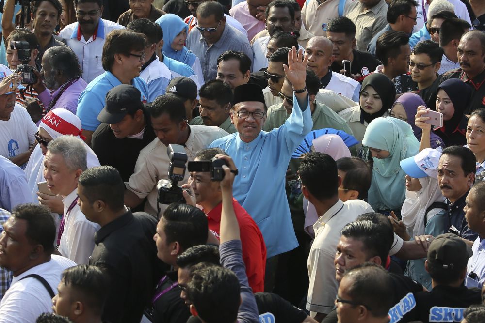 Datuk Seri Anwar Ibrahim waves as he arrives at the nomination centre in Port Dickson September 29, 2018. u00e2u20acu2022 Picture by Yusof Mat Isa
