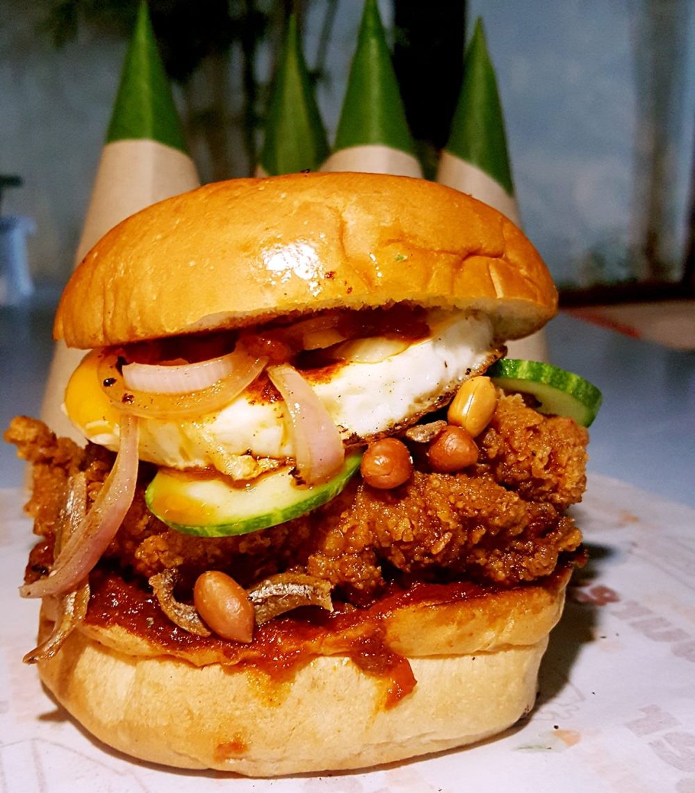 The smell of Mak Chick Yunai’s fried chicken burgers greets you before you even see them. ― Picture via Facebook/Mak Chick Yunai