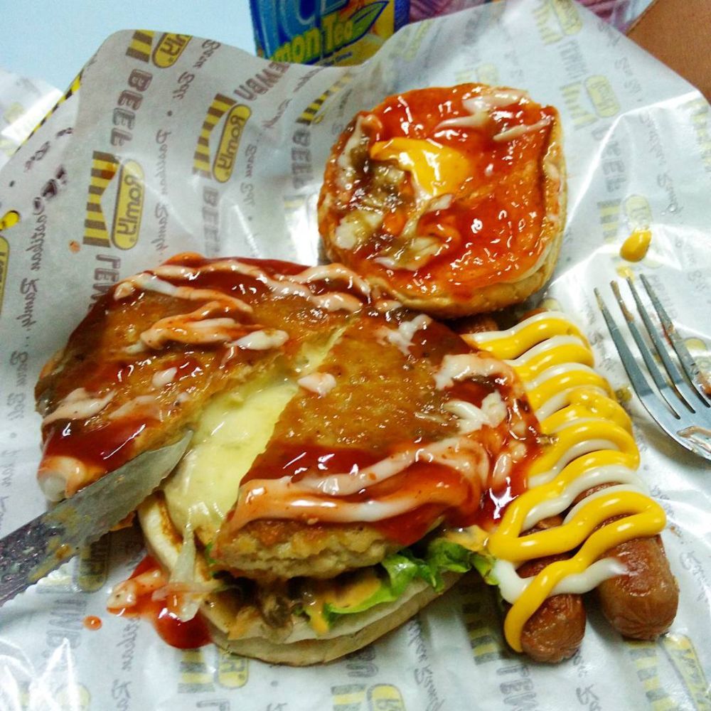 These extra cheesy burgers hide a delicious surprise in the centre of their patties. ― Picture via Instagram/Akmal AK