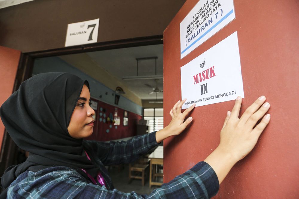 An Election Commission officer makes final preparations at a polling centre in Sekolah Kebangsaan Sri Kelana, Petaling Jaya September 7, 2018. — Picture by Hari Anggara