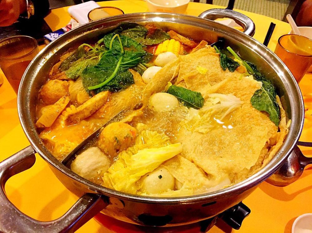 A steamboat dinner is the perfect accompaniment for rainy weather. ― Picture via Instagram/Rey Kok