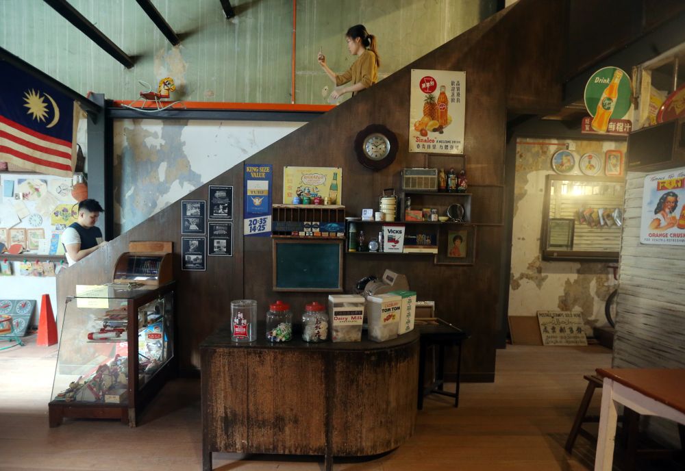 There are about 100 visitors a day.