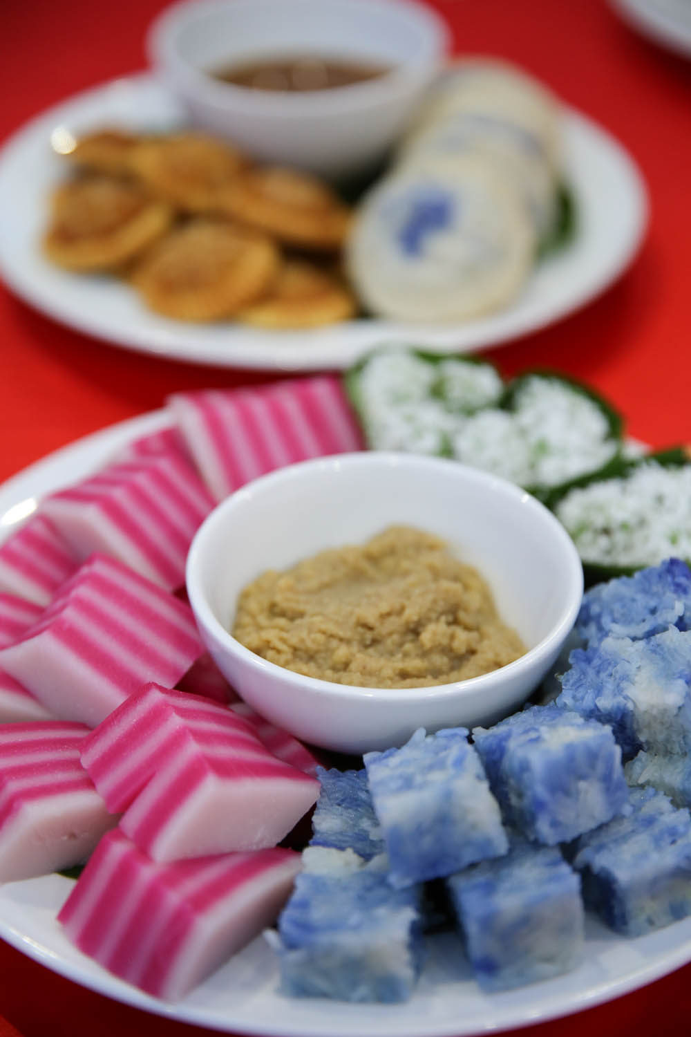 For desserts, handmade kuih is served like the 'pulut tekan' with 'seri kaya.'