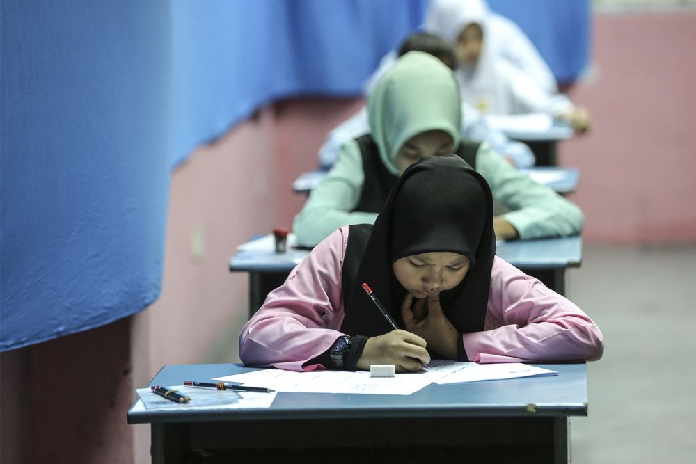 Pupils sit for the UPSR exam at Sekolah Kebangsaan Seri Bintang Selatan in Cheras September 24, 2018. u00e2u20acu201d Picture by Azneal Ishak