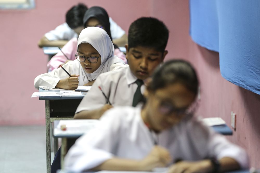 Pupils sit for the UPSR exam at Sekolah Kebangsaan Seri Bintang Selatan in Cheras September 24, 2018. u00e2u20acu201d Picture by Azneal Ishak