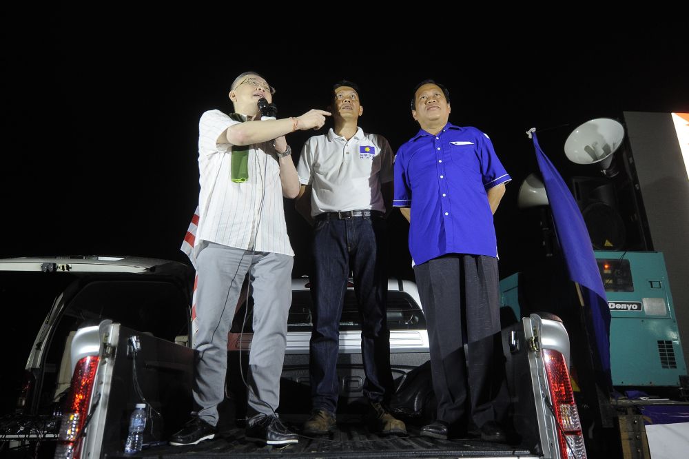 Datuk Seri Wee Ka Siong (left) speaks during a ceramah at Taman Desa Baiduri in Balakong September 5, 2018. u00e2u20acu2022 Picture by Shafwan Zaidon