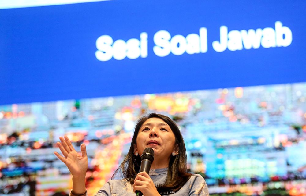 Energy, Technology, Science, Climate Change and Environment Minister Yeo Bee Yin addresses the crowd during the PIL1 town hall session at Setia Spice in George Town September 21, 2018. u00e2u20acu2022 Picture by Sayuti Zainudin