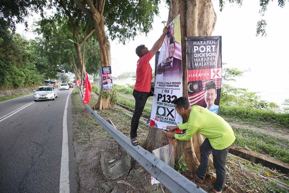 Workers putting up PAS buntings for upcoming by-election in Port Dickson October 7, 2018. u00e2u20acu201d Picture by Azinuddin Ghazali