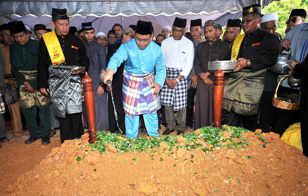 Selangor Mentri Besar Amirudin Shari performs the last rites at the funeral of Tan Sri Hassan Azhari at the Shah Alam Royal Mausoleum, October 7, 2018. u00e2u20acu201d Bernama pic