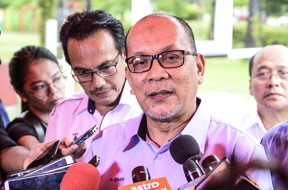 Chairman of Standing Committee on Infrastructure & Public Utilities, Modernisation of Agriculture and Agro-based Industries Izham Hashim speaks to reporters about the water cut in Puchong October 9, 2018. — Picture by Miera Zulyana
