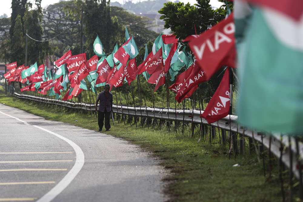 Pakatan Harapan and PAS flags seen around the Pasir Panjang area, October 11, 2018. u00e2u20acu201d Picture by Yusof Mat Isa