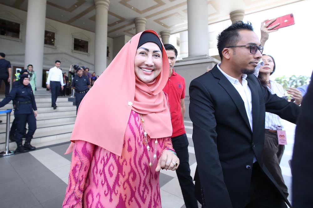 Datuk Seri Ahmad Zahid Hamidi’s wife Datin Seri Hamidah Khamis leaves the Kuala Lumpur Courts Complex October 19, 2018. — Picture by Azinuddin Ghazali