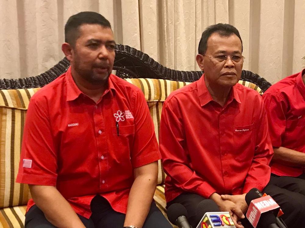 Parti Pribumi Bersatu Malaysia (PPBM) secretary-general Datuk Marzuki Yahya (left) and newly-appointed Johor PPBM liaison committee chief Datuk Osman Sapian at the media announcement in Senai. u00e2u20acu201d Picture by Ben Tan