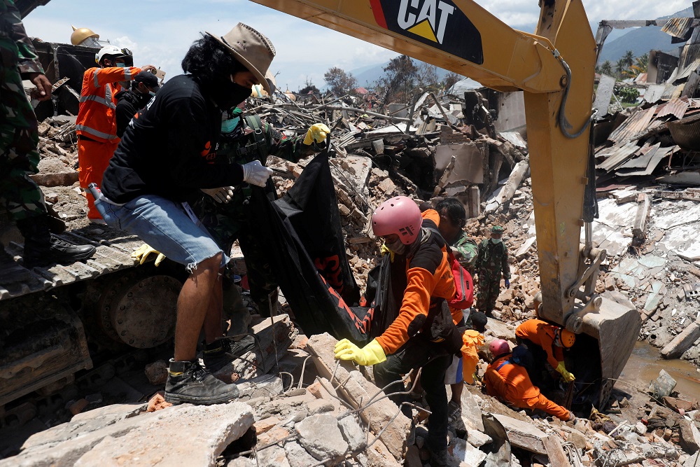 A victim of last weeku00e2u20acu2122s earthquake is recovered in the Balaroa neighbourhood in Palu, Central Sulawesi October 6, 2018. u00e2u20acu201d Reuters pic