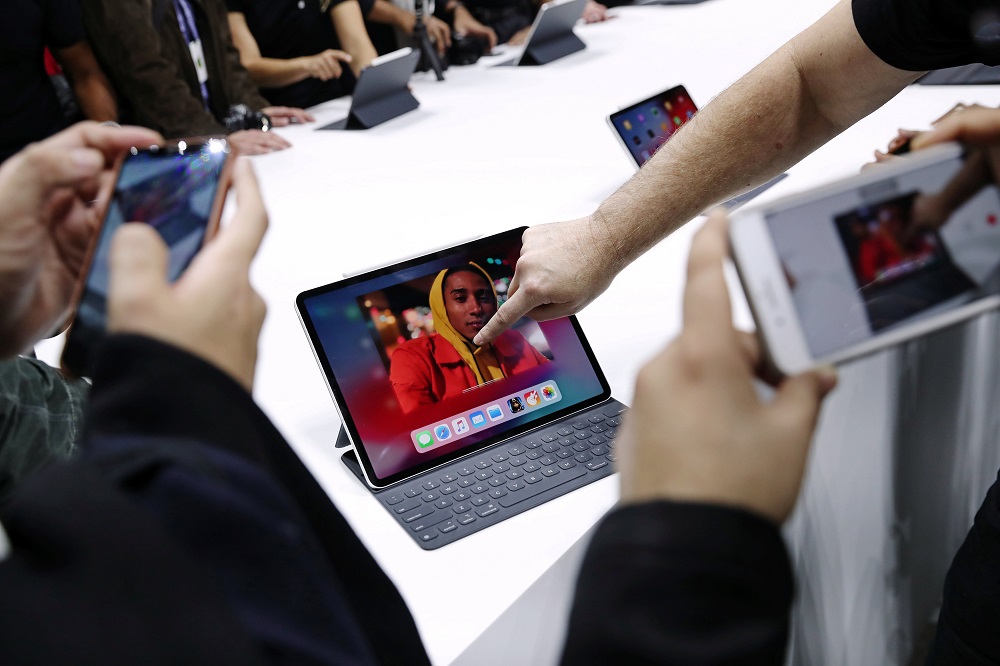 Attendees try out the new MacBook Air during an Apple launch event in the Brooklyn borough of New York October 30, 2018. u00e2u20acu201d Reuters pic