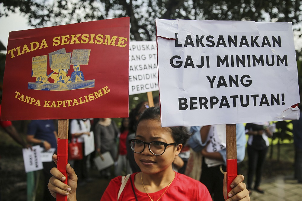 Demonstrators managed to push through and came within 50 metres of Parliament’s gates.