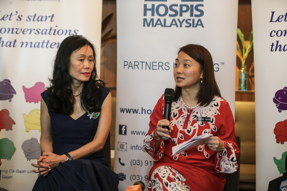 Deputy Minister of Women, Family and Community Development Hannah Yeoh (right) together with Hospis Malaysia Chairman Datin Kathleen Chew (left) at the launch of the Speak Up event in Kuala Lumpur October 1, 2018. u00e2u20acu201d Picture by Hari Anggara