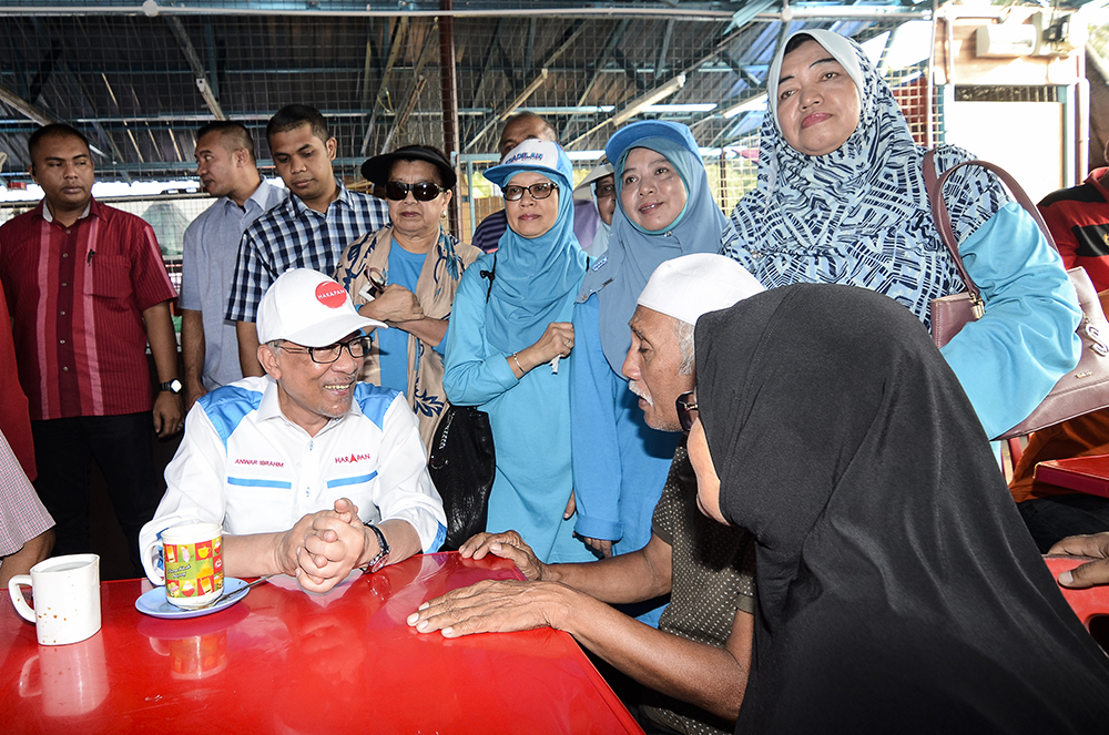 Datuk Seri Anwar Ibrahim interacts with people during a campaign walkabout at the Batu 4 Wet Market in Port Dickson October 3, 2108. u00e2u20acu201d Picture by Miera Zulyana