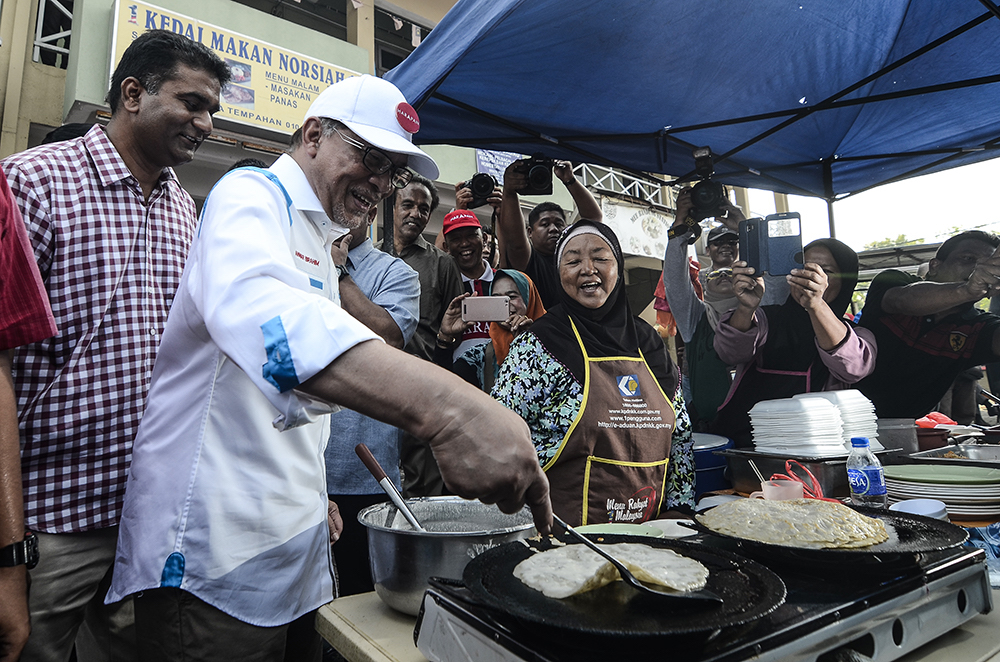 Datuk Seri Anwar Ibrahim interacts with people during a campaign walkabout at the Batu 4 Wet Market in Port Dickson October 3, 2108. u00e2u20acu201d Picture by Miera Zulyana