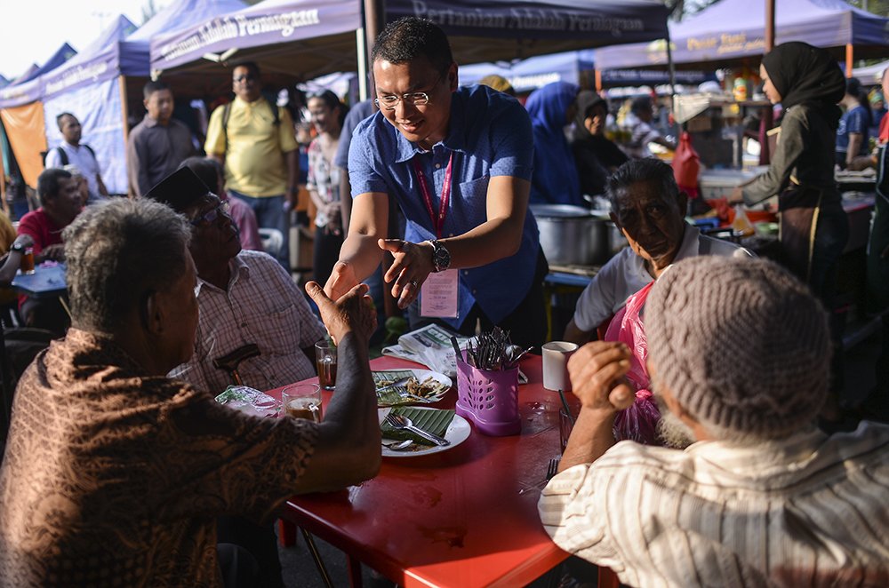 Independent candidate Mohd Saiful Bukhari Azlan conducts a campaign walkabout at the Batu 4 Wet Market in Port Dickson October 3, 2108. u00e2u20acu201d Picture by Miera Zulyana