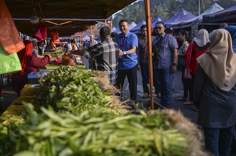 Independent candidate Mohd Saiful Bukhari Azlan conducts a campaign walkabout at the Batu 4 Wet Market in Port Dickson October 3, 2108. u00e2u20acu201d Picture by Miera Zulyana