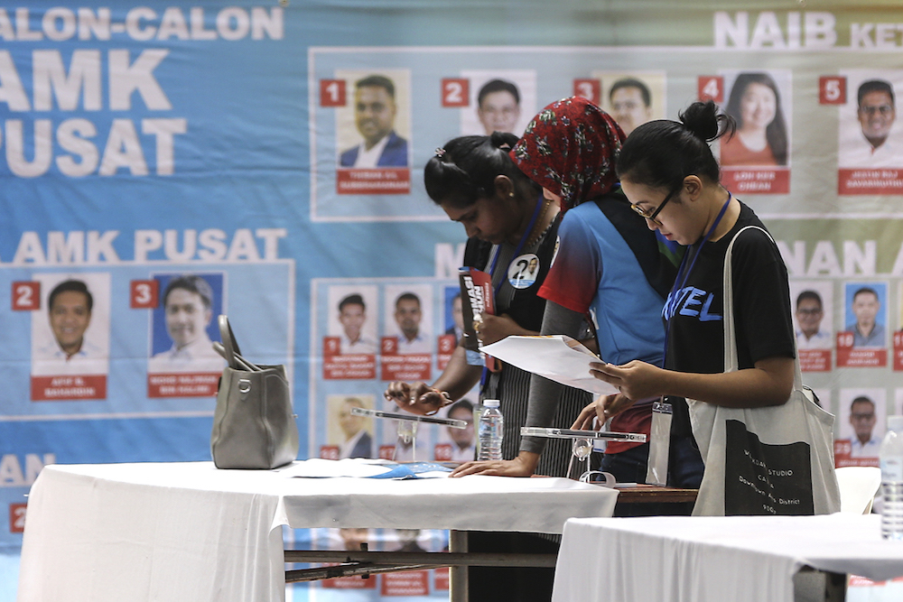 PKR members vote electronically via tablets during the Federal Territories PKR election in Lembah Pantai October 7, 2018. u00e2u20acu201d Picture by Azneal Ishak