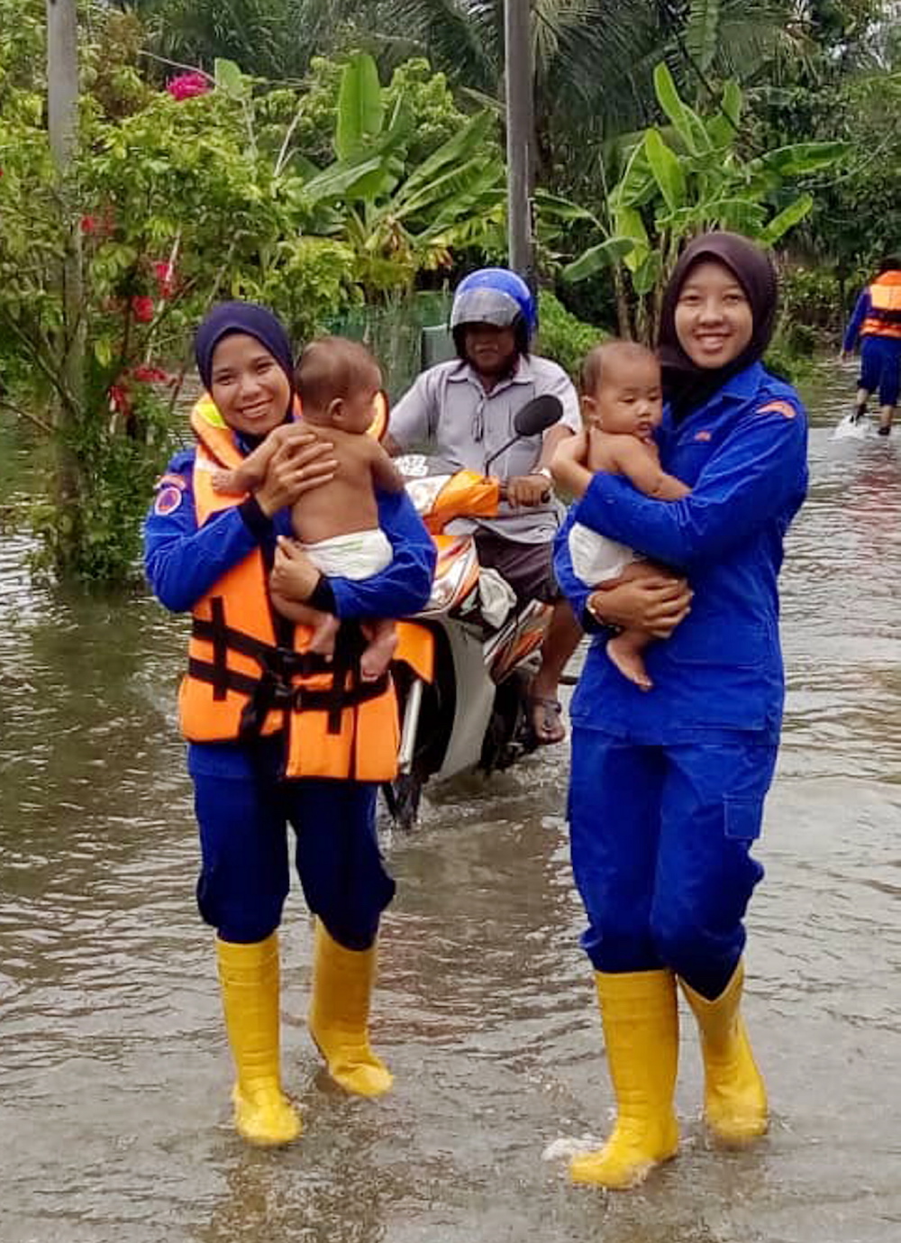 Civil Defence Force personnel evacuate Changkat Jong after three villages were flooded this morning. u00e2u20acu201d Picture courtesy of Perak State Disaster Management Commission