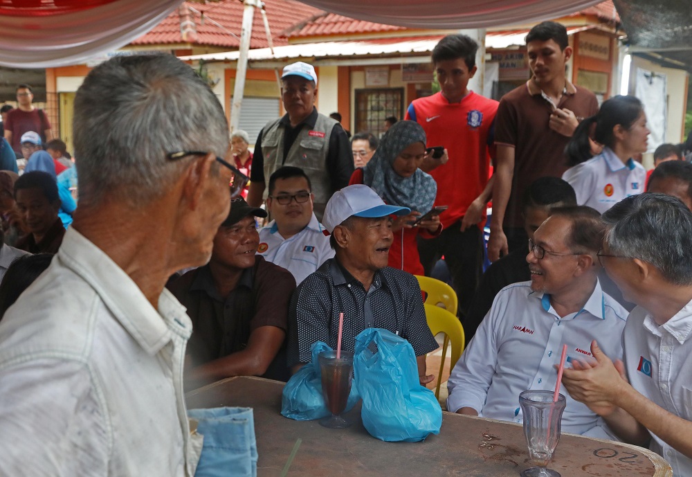 Anwar interacting with voters at a fishing village. — TODAY pic