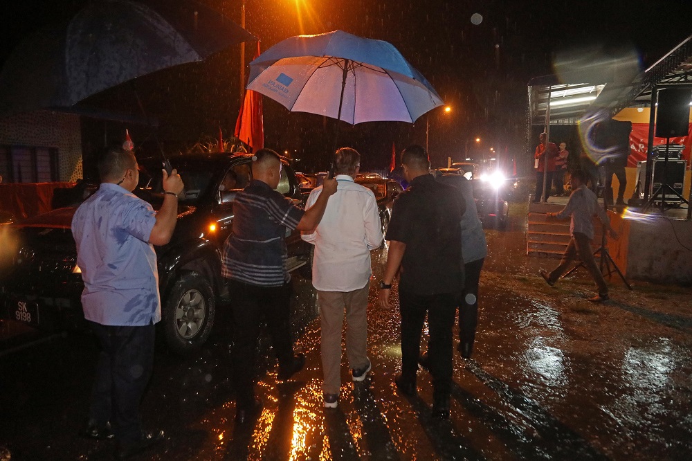 Anwar Ibrahim leaving a rally site in Lukut.