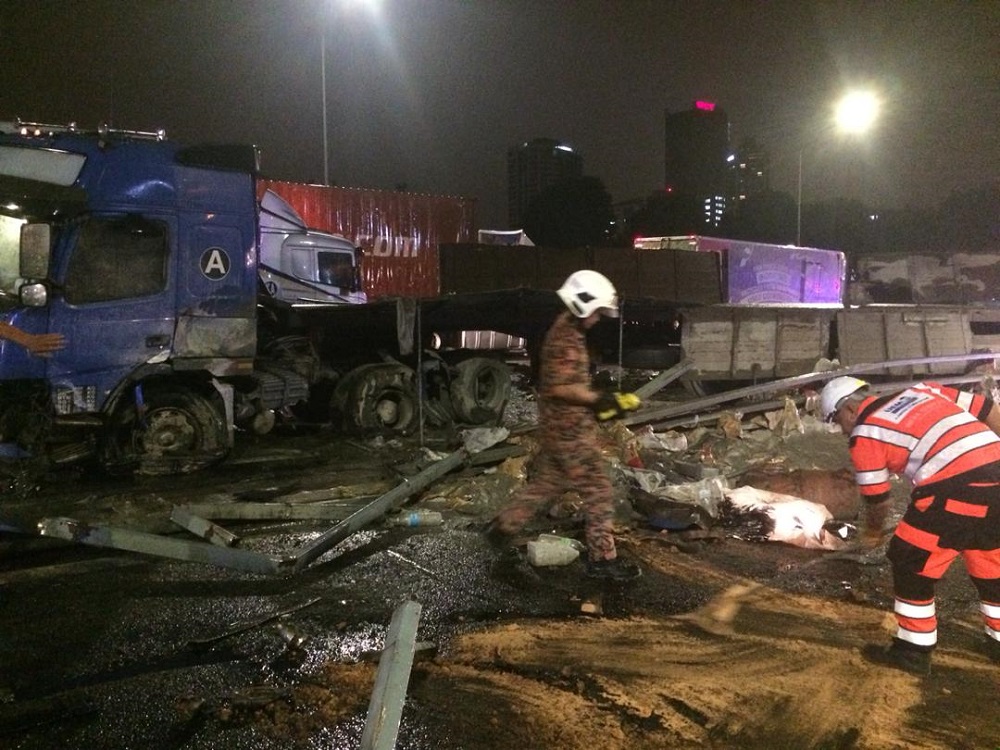 The wrecked trailer and other vehicles involved in the pre-dawn accident along KM 14.5 of the NKVE. u00e2u20acu201d Picture courtesy of Royal Malaysia Police