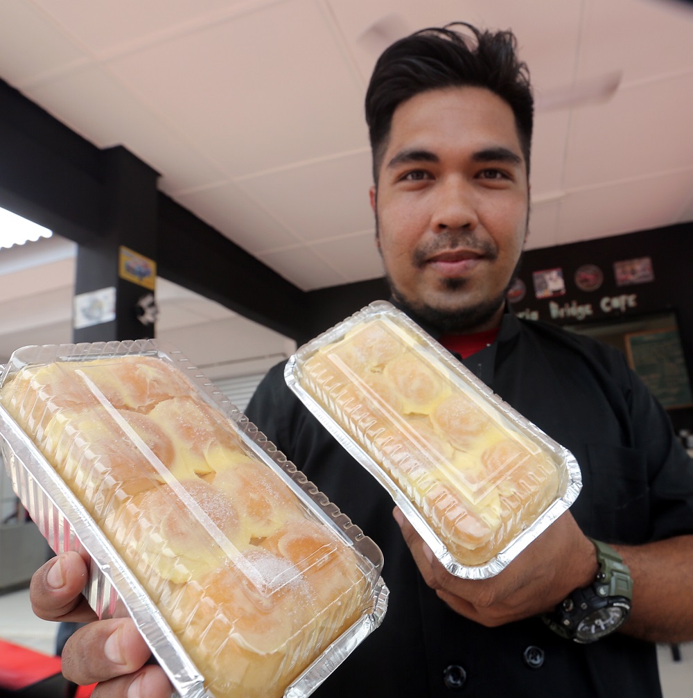 Victoria Bridge Cafe owner Megat Sharfawi showing the soft and fluffy ‘roti golok’. 