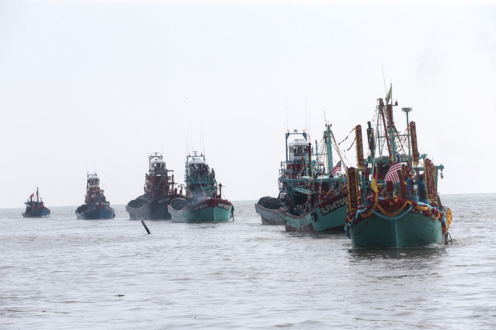 A flotilla of 89 boats set sail from Sekinchan to Sungai Besar in a ceremony held as an offering to the Chinese goddess Mazu. 