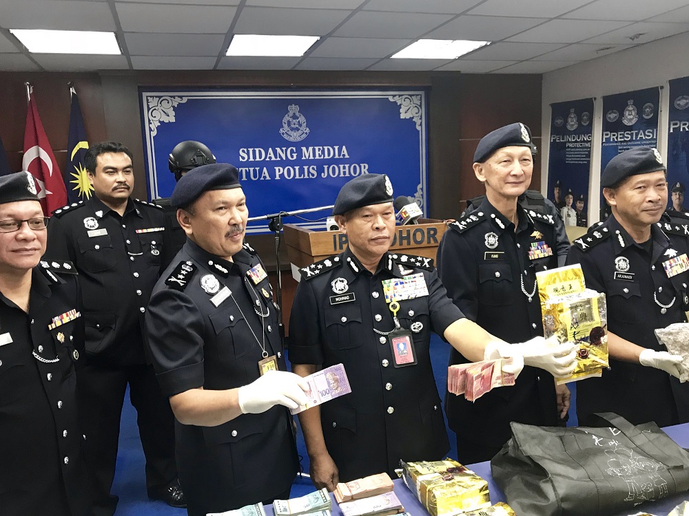Bukit Aman NCID director Datuk Seri Mohmad Salleh (centre) with the seized drugs during a press conference in Johor Baru October 16, 2018. u00e2u20acu201d Picture by Ben Tan