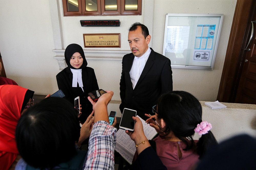 Lawyer for the Muslim convert ex-wife, Rohani Ibrahim,  and lawyer for the Federal Territories Registrar of Muslim Converts, Zulkifli Che Yong, speak to reporters at the Kuala Lumpur High Court October 16, 2018. — Picture by Ahmad Zamzahuri