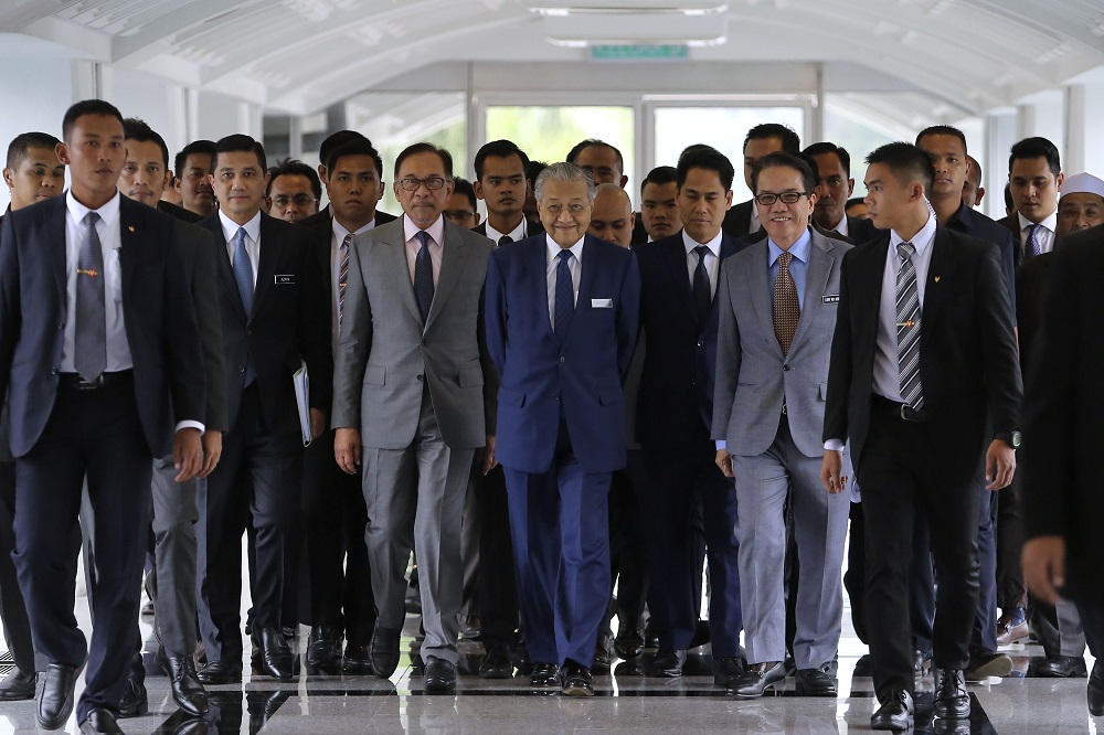 Prime Minister Tun Dr Mahathir Mohamad (centre) arrives at Parliament in Kuala Lumpur October 18, 2018. u00e2u20acu201d Picture by Yusof Mat Isa