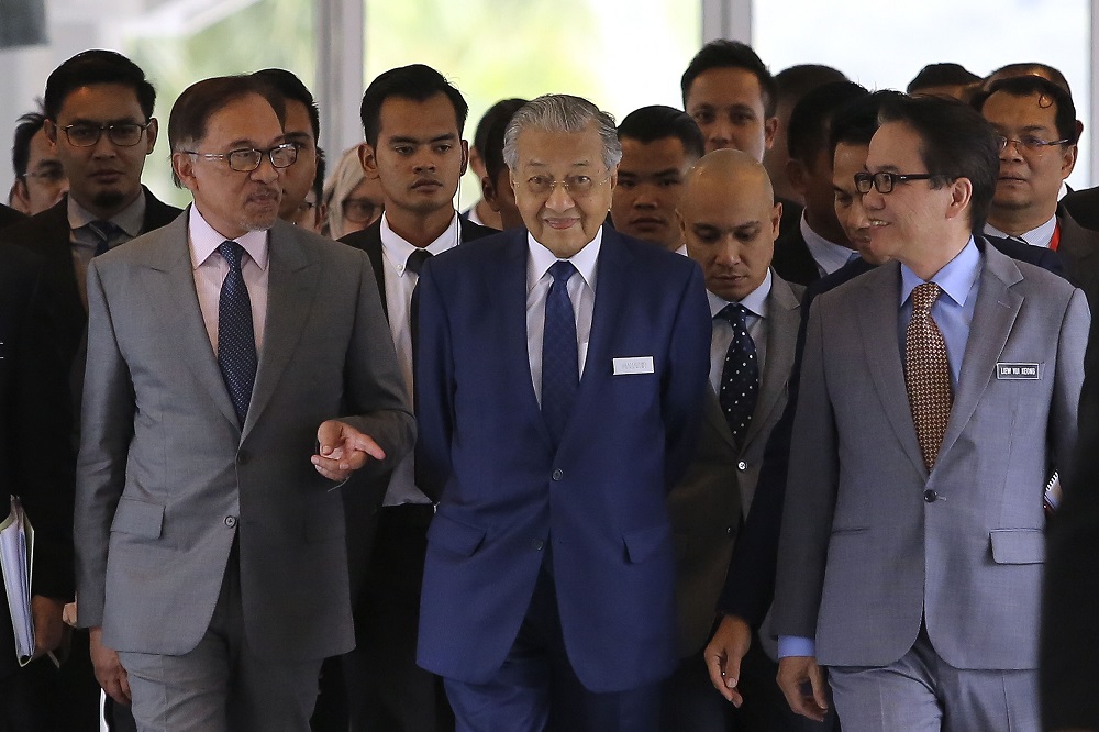 Prime Minister Tun Dr Mahathir Mohamad (centre) arrives at Parliament in Kuala Lumpur October 18, 2018. Also present are Datuk Seri Anwar Ibrahim (left) and Datuk Liew Vui Keong (right). u00e2u20acu201d Picture by Yusof Mat Isa