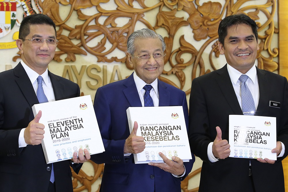 (From left) Economic Affairs Minister Datuk Seri Azmin Ali, Prime Minister Tun Dr Mahathir Mohamad and Deputy Economic Affairs Minister Mohd Radzi Md Jidin pose for a group photo in Parliament, Kuala Lumpur October 18, 2018. u00e2u20acu201d Picture by Yusof Mat Isa