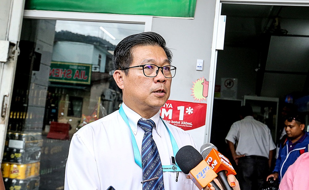 Penang state health enforcement unit chief Ong Ang Guan speaks to the press during a raid on illegal liquor in Bukit Mertajam October 18, 2018. u00e2u20acu201d Picture by Sayuti Zainudin