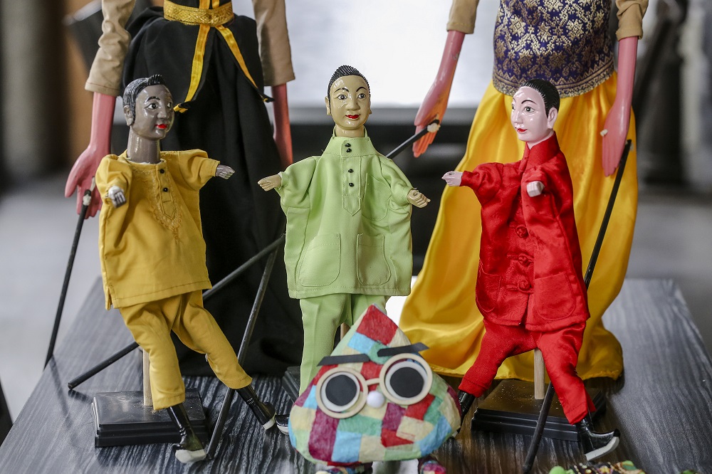 The puppet performance features contemporary and traditional puppetry elements. 