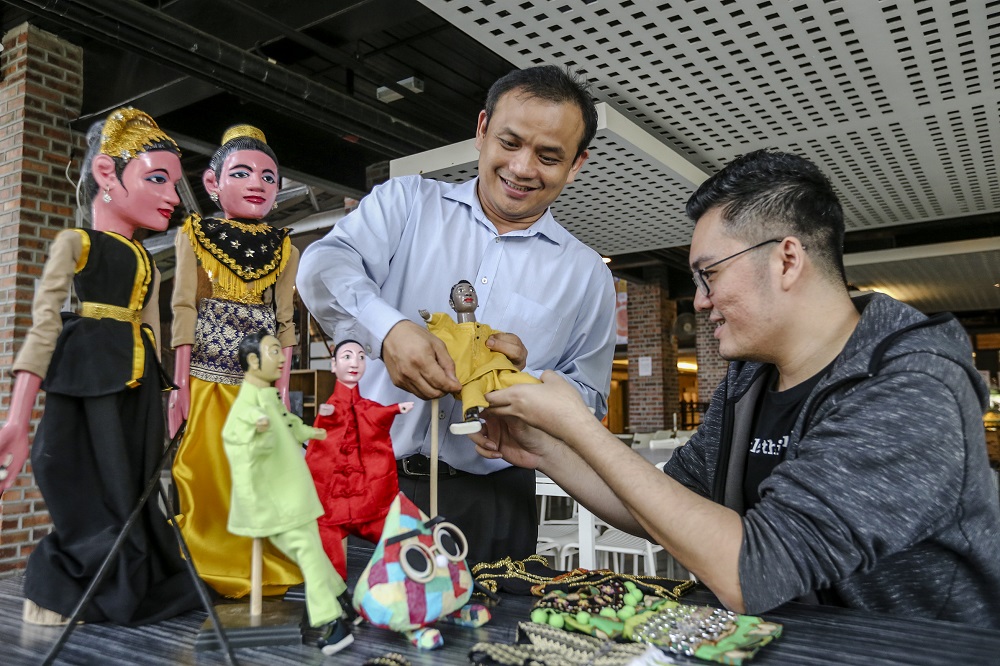 Warung Panggung will tell the story of a time-travelling Yap Ah Loy who tries to save Kuala Lumpur.