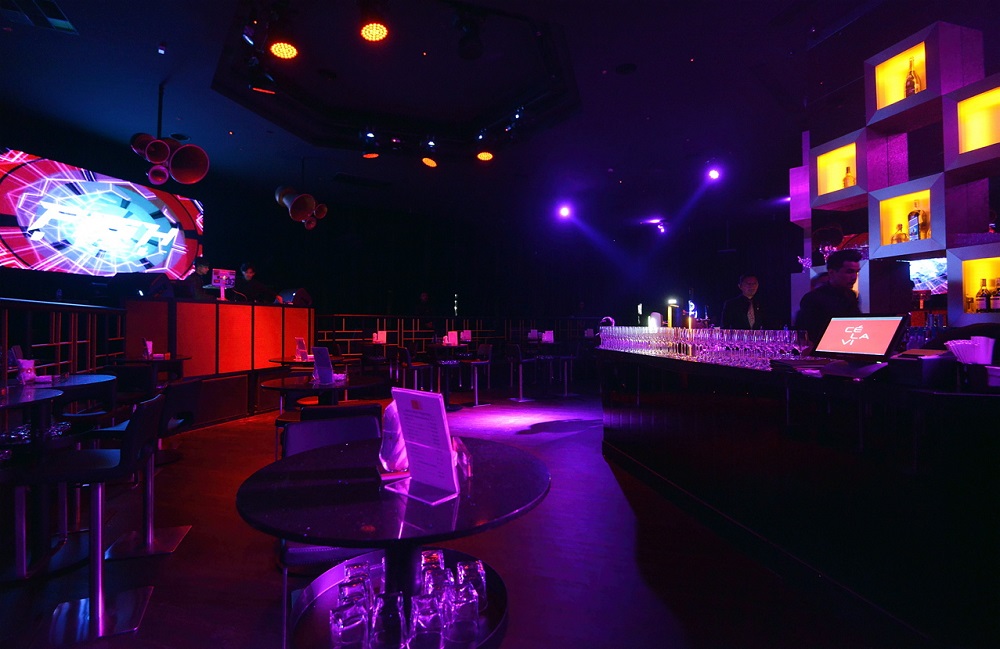 Equipped with the latest technology, CE LA VI’s nightclub distinguishes itself by being a cut above the rest.
