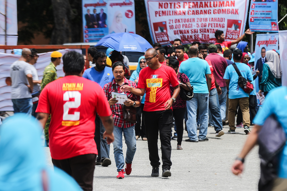 PKR members arrive to vote in the partyu00e2u20acu2122s polls in Sungai Tua, Selangor October 21, 2018. u00e2u20acu201d Picture by Ahmad Zamzahuri