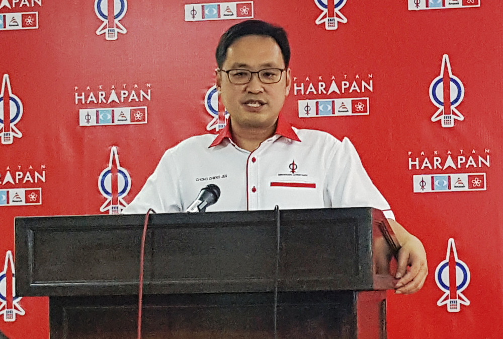 Sarawak DAP chairman Chong Chieng Jen speaking to reporters, October 21, 2018. u00e2u20acu201d Picture by Sulok Tawie