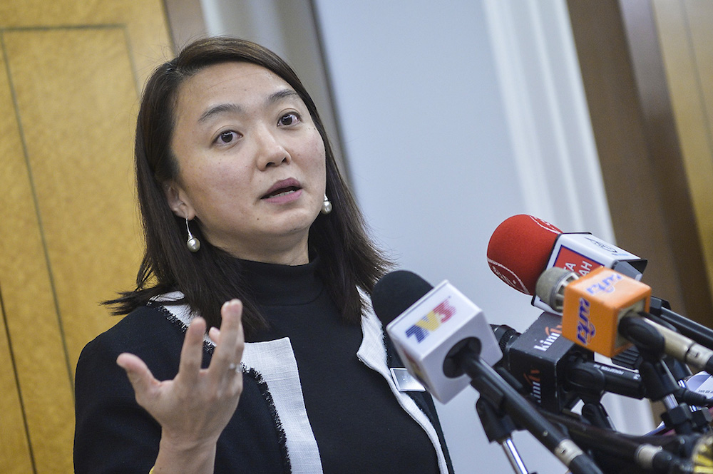 Hannah Yeoh speaks to the media in Parliament in Kuala Lumpur October 24, 2018. u00e2u20acu201d Picture by Mukhriz Hazim