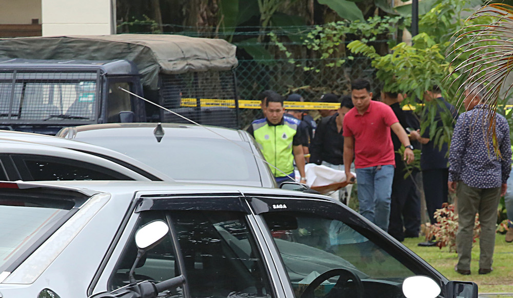 Police remove S. Pritviraju00e2u20acu2122s body that was found near the police quarters in Pekan Baru police station in Ipoh October 24, 2018.