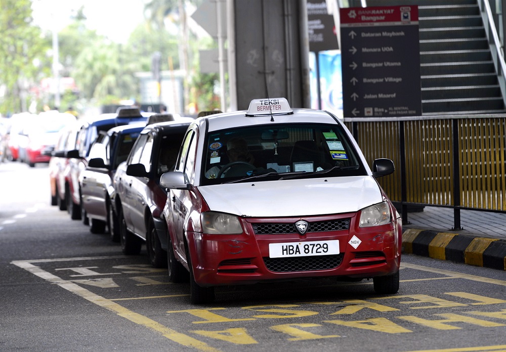Taxis waiting to pick up passengers at Jalan Bangsar in Kuala Lumpur October 24 2018. u00e2u20acu201d Picture by Ham Abu Bakar