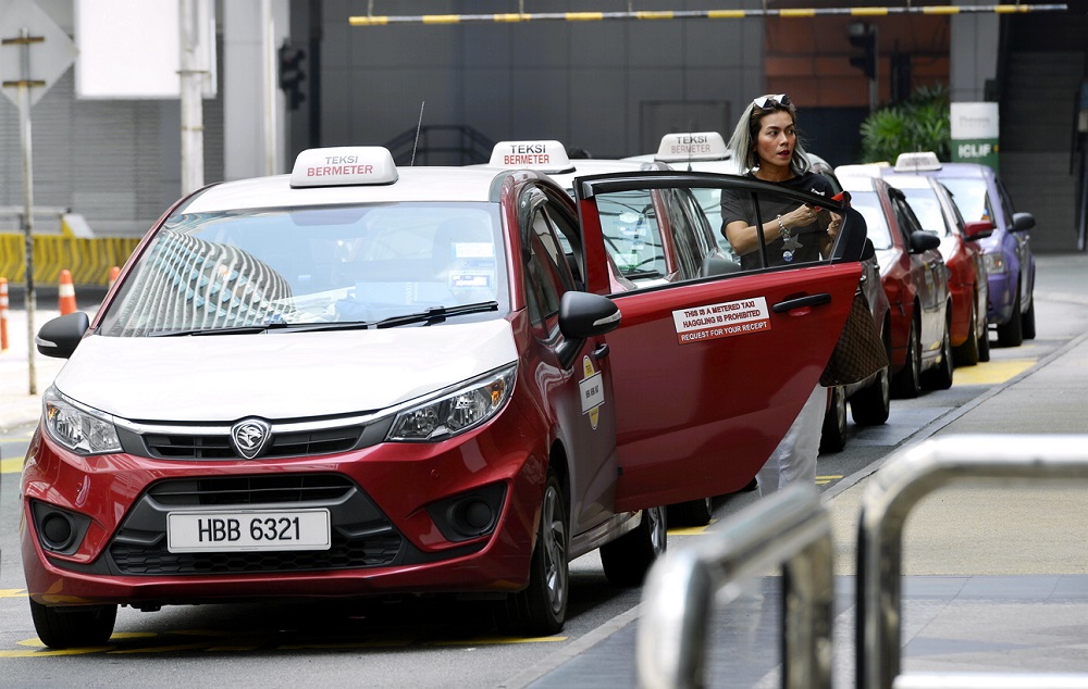 Taxis waiting to pick up passengers at KL Sentral in Kuala Lumpur October 24 2018. u00e2u20acu201d Picture by Ham Abu Bakar