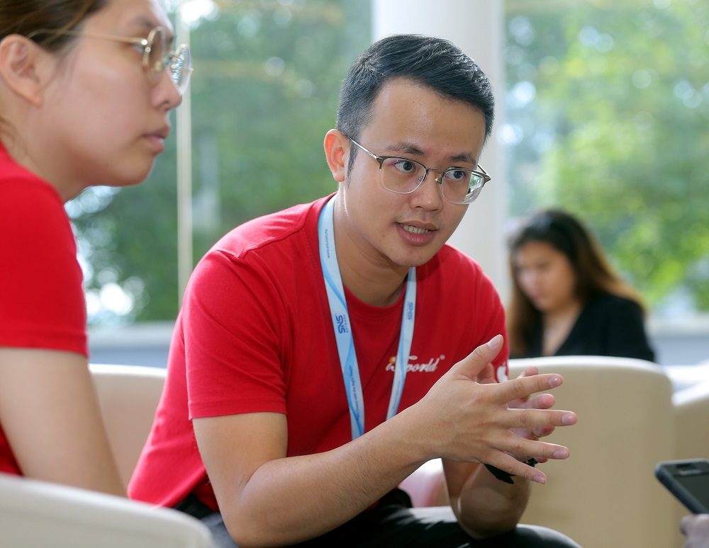 Network Marketing Manager Harry Chin speaks to Malay Mail during an interview at the SNS Network outlet in Ipoh October 26, 2018.