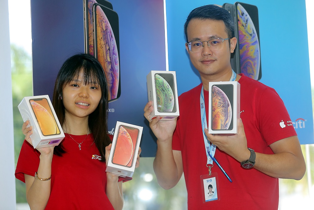 SNS Network marketing manager Harry Chin (right) and staff Wong Ngah Woon showing the newly launched iPhone XR, XS Max and XS at the SNS Network outlet in Ipoh October 26, 2018. u00e2u20acu201d Picture by Farhan Najib 